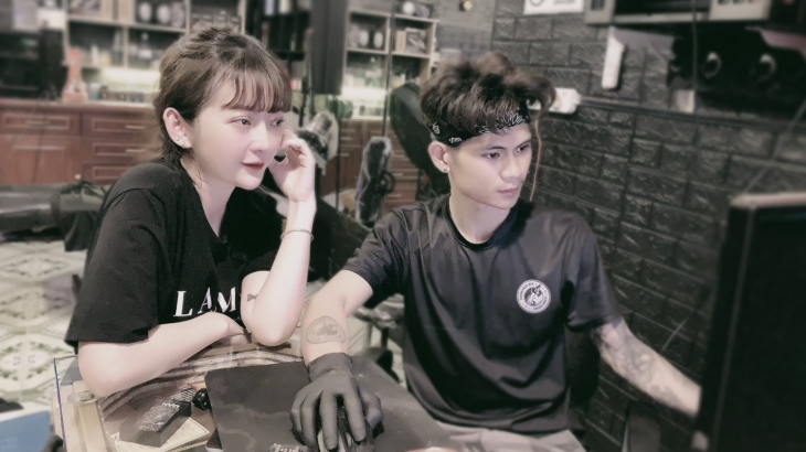 diễn viên wendy FAPtv ,diễn viên trẻ ,dễ thương về thăm anh trai Artist Phan Huy tiệm xăm hình tại Tân An Long An